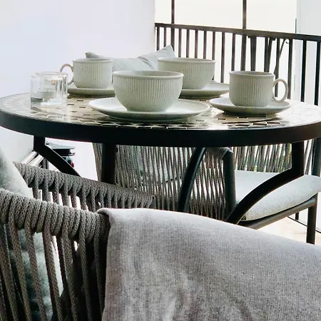 Amazing 2 Bedrooms In Centre Apartment