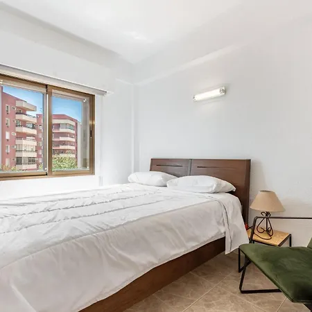 Amazing 2 Bedrooms In Centre Apartment *